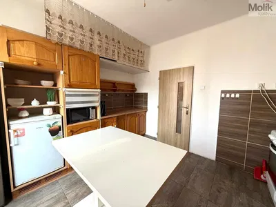 Cucina; elettrodomestici, pavimento in piastrelle