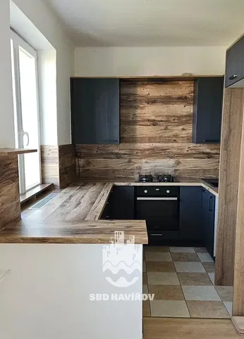 Küche; küchengeräte, holzboden, rustikaler stil, renoviert, tageslicht