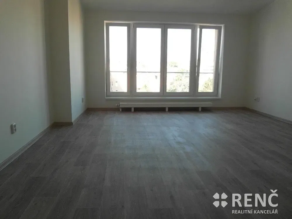 Obývací pokoj; výhled, dřevěná podlaha, přirozené světlo