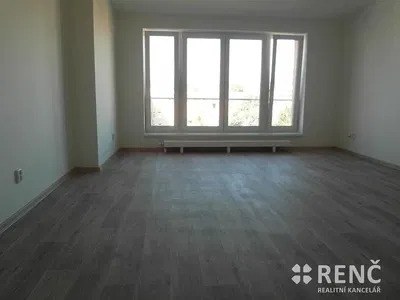Obývací pokoj; výhled, dřevěná podlaha, přirozené světlo