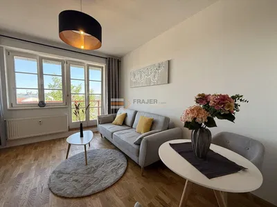 Oturma odası; manzara, ahşap zemin, doğal ışık, modern stil