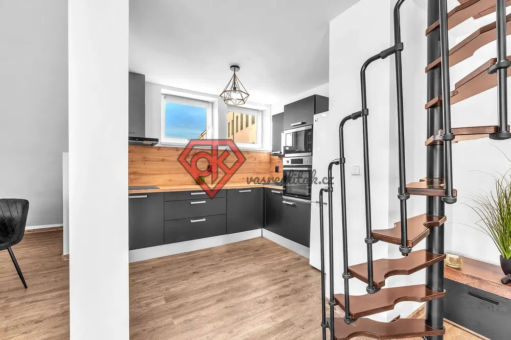 Kuchyně; kuchyňské spotřebiče, dřevěná podlaha, přirozené světlo, moderní styl