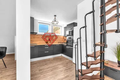 Kuchyně; kuchyňské spotřebiče, dřevěná podlaha, přirozené světlo, moderní styl