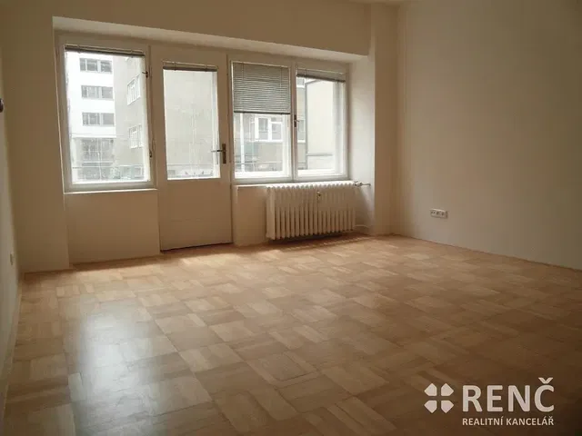 Salon; vue, parquet, lumière naturelle