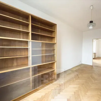 Kammer; holzboden, tageslicht