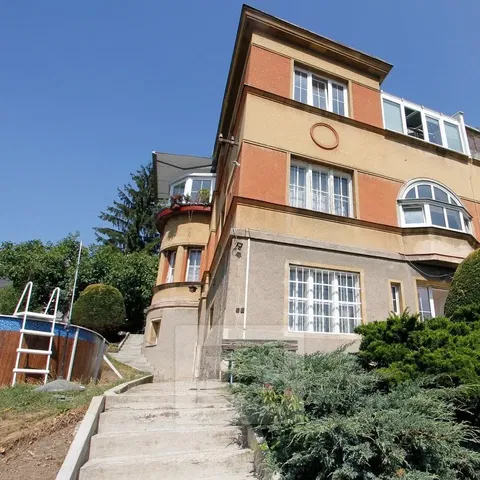 Maison et environs; vue