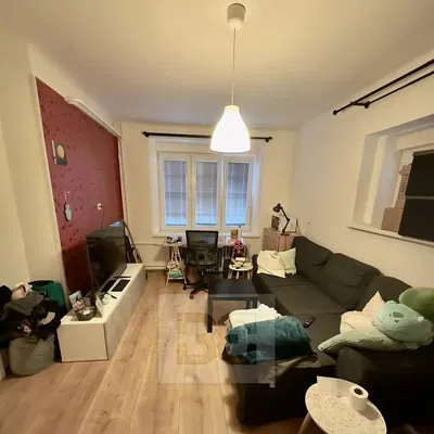 Oturma odası; ahşap zemin, doğal ışık, modern stil