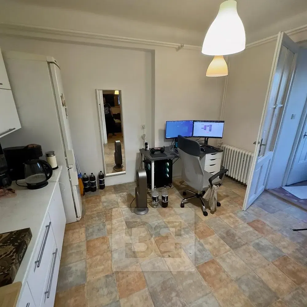 Mutfak; mutfak aletleri, fayans zemin, doğal ışık