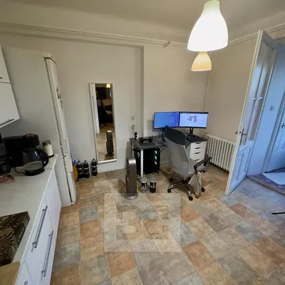 Mutfak; mutfak aletleri, fayans zemin, doğal ışık