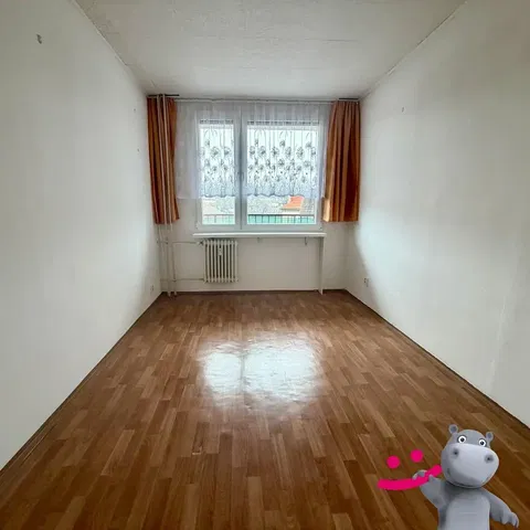 Spálňa; drevená podlaha, prirodzené svetlo