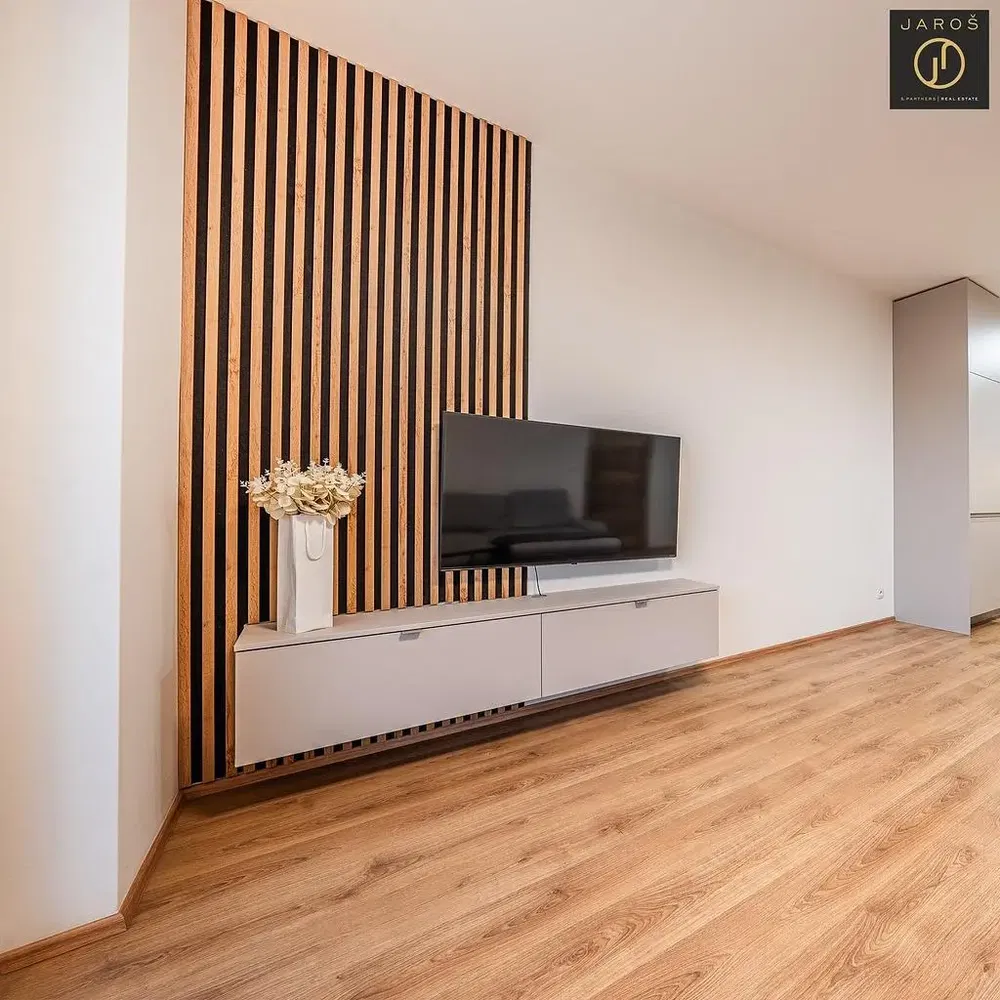 Wohnzimmer; holzboden, moderner stil, tageslicht
