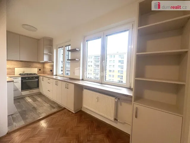 Kuchyňa; kuchynské spotrebiče, prirodzené svetlo, moderný štýl, drevená podlaha