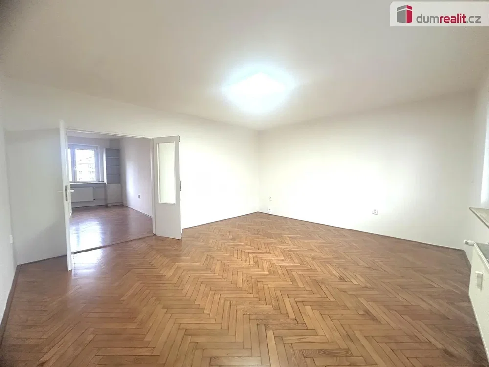 Obývačka; drevená podlaha, prirodzené svetlo