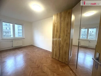 Spálňa; drevená podlaha, výhľad, prirodzené svetlo