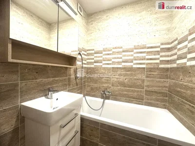 Kúpeľňa; dlažba, po rekonštrukcii, prirodzené svetlo