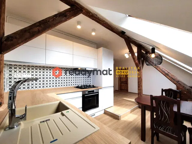 Keuken; houten balken, houten vloer, gerenoveerd, natuurlijk licht, moderne stijl