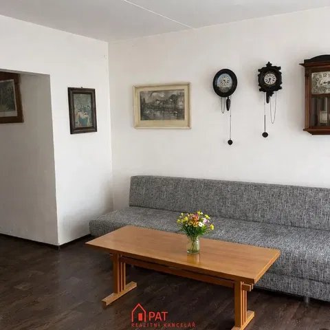 Salon; style rustique, parquet, lumière naturelle