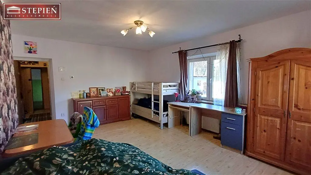 Dětský pokoj; dřevěná podlaha, přirozené světlo, rustikální styl