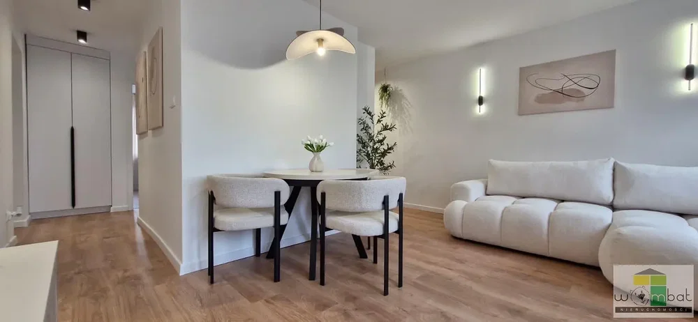Oturma odası; modern stil, doğal ışık, ahşap zemin