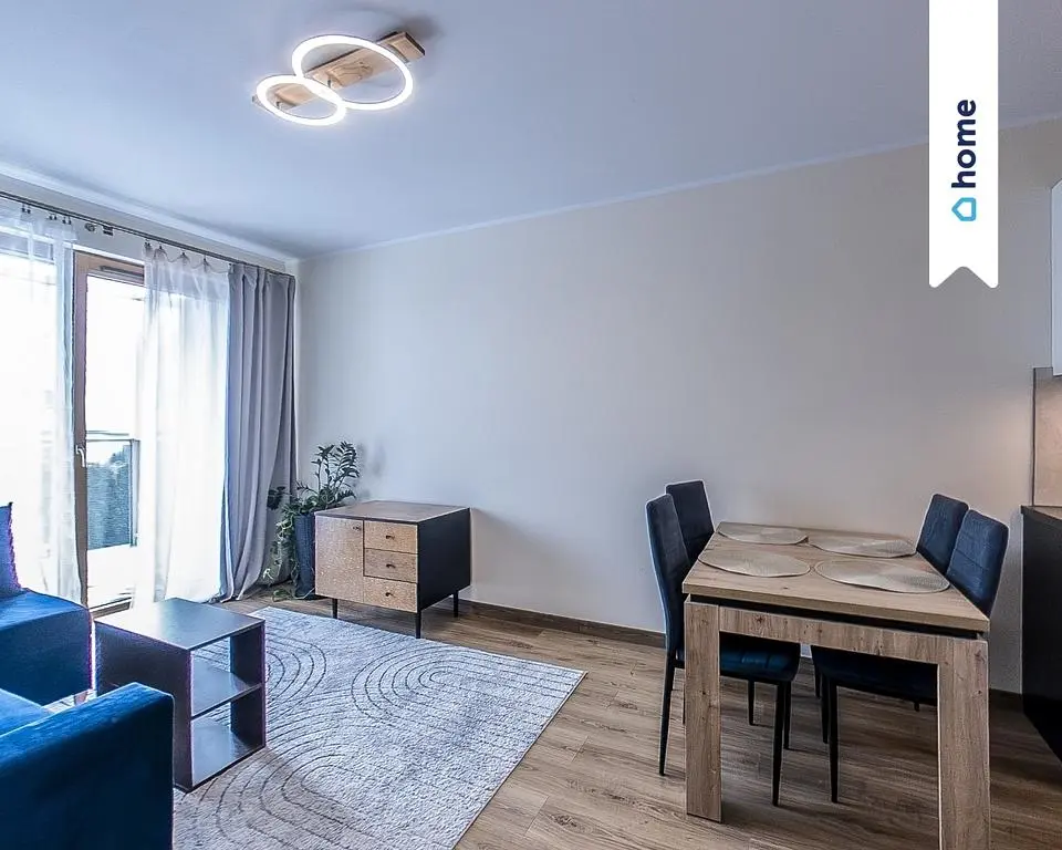 Dnevni boravak; prirodna svjetlost, drveni pod, moderan stil