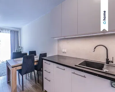 Kuhinja; kućanski aparati, drveni pod, prirodna svjetlost