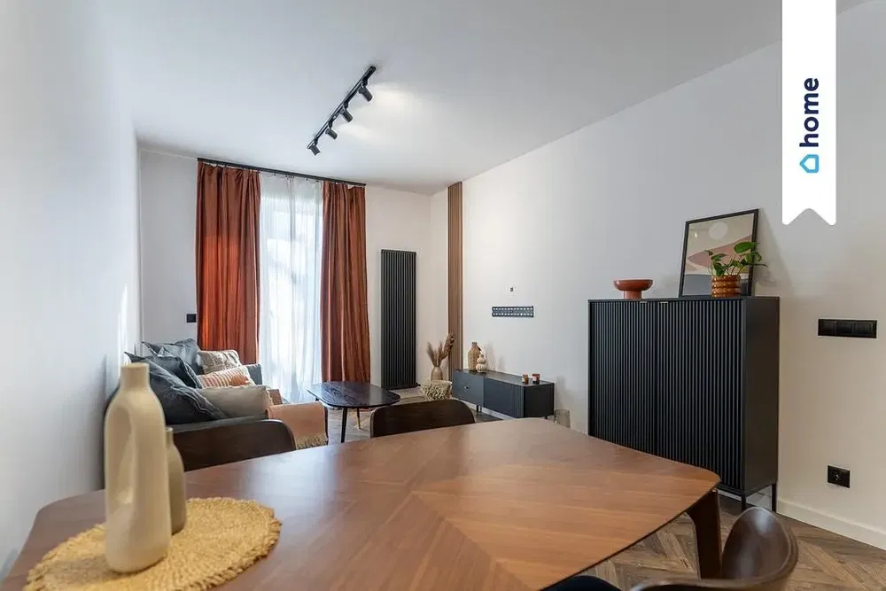 Wohnzimmer; moderner stil, holzboden, tageslicht