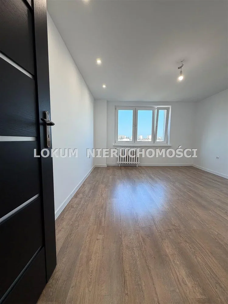 Ložnice; výhled, dřevěná podlaha, přirozené světlo