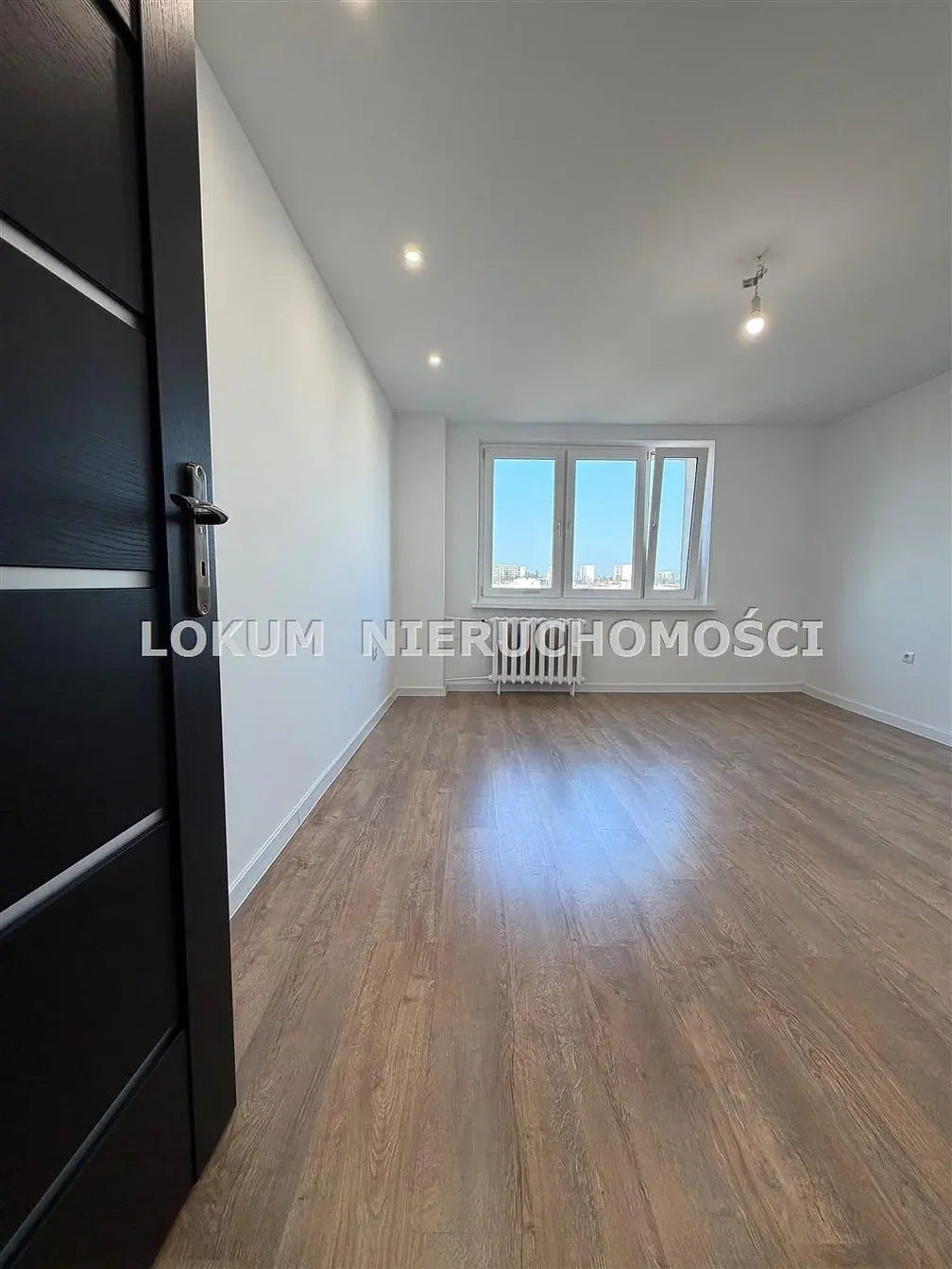 Ložnice; výhled, dřevěná podlaha, přirozené světlo