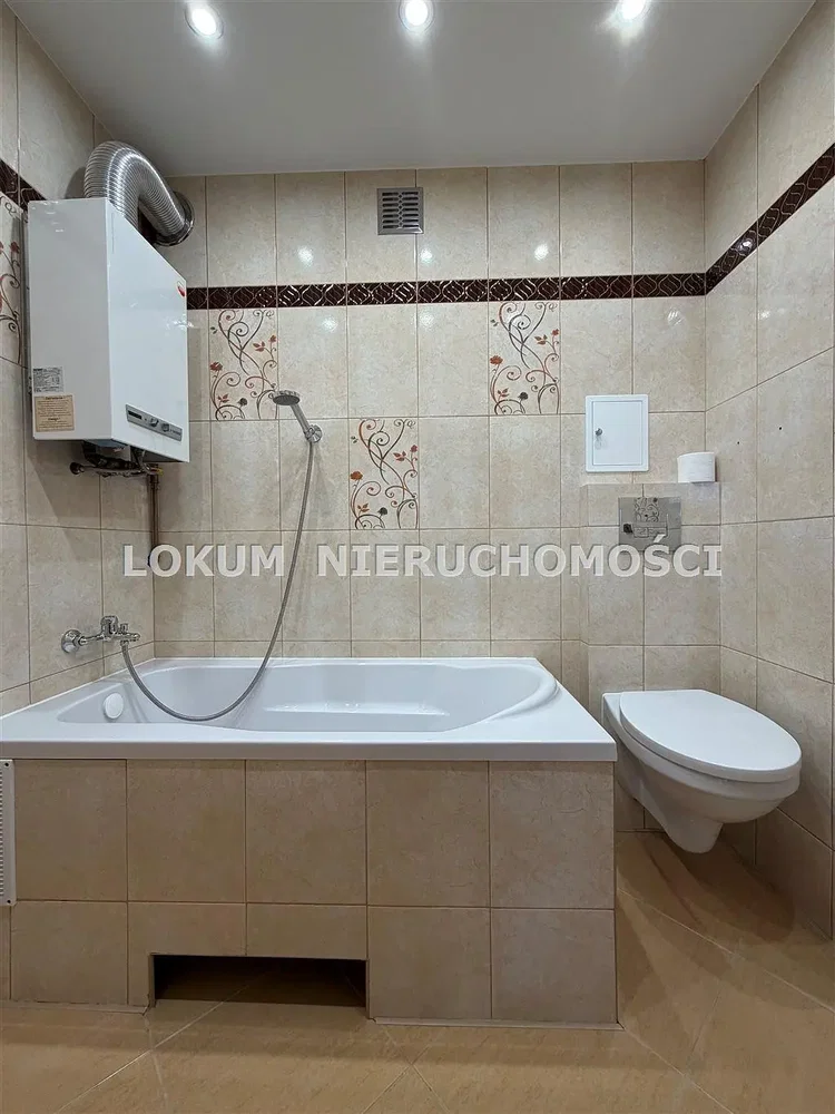 Koupelna; dlažba, ohřívač vody