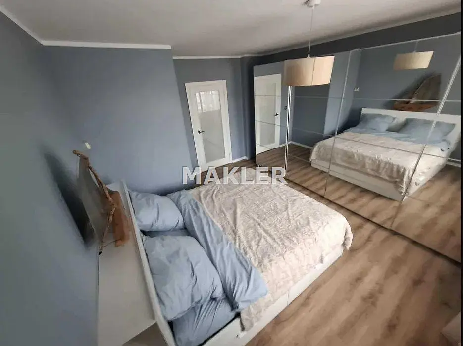 Ložnice; dřevěná podlaha, přirozené světlo, moderní styl