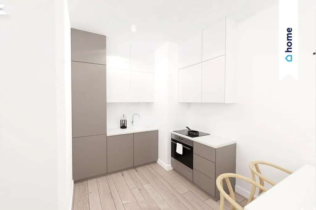Kuhinja; kuhinjski aparati, drveni pod, prirodno svjetlo, moderni stil, renoviran