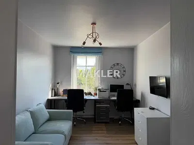 Obývací pokoj; dřevěná podlaha, přirozené světlo, moderní styl