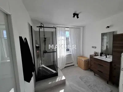 Koupelna; dlažba, přirozené světlo, po rekonstrukci