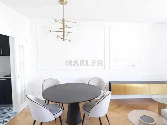 Salle à manger; style moderne, parquet, lumière naturelle