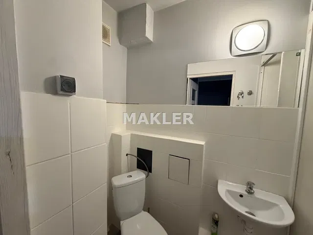 Toilettes; carrelage, rénové, lumière naturelle, style moderne