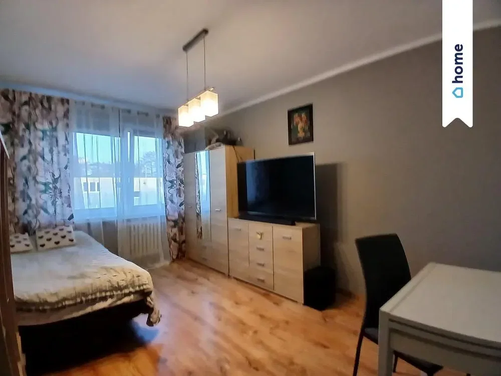 Schlafzimmer; holzboden, tageslicht, moderner stil