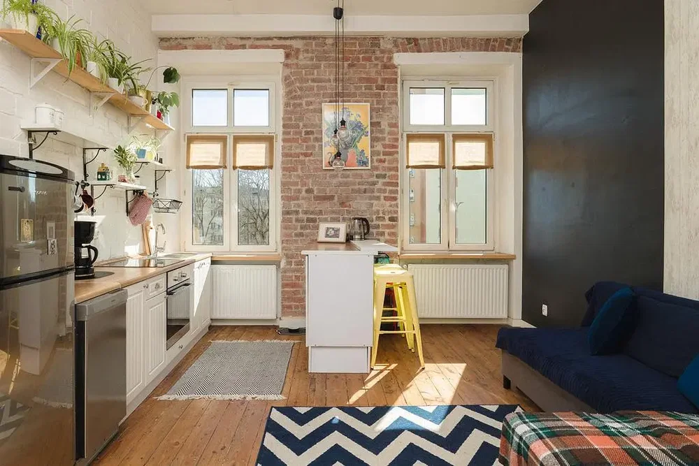 Kuhinja; kuhinjski aparati, prirodno svjetlo, drveni pod, moderni stil