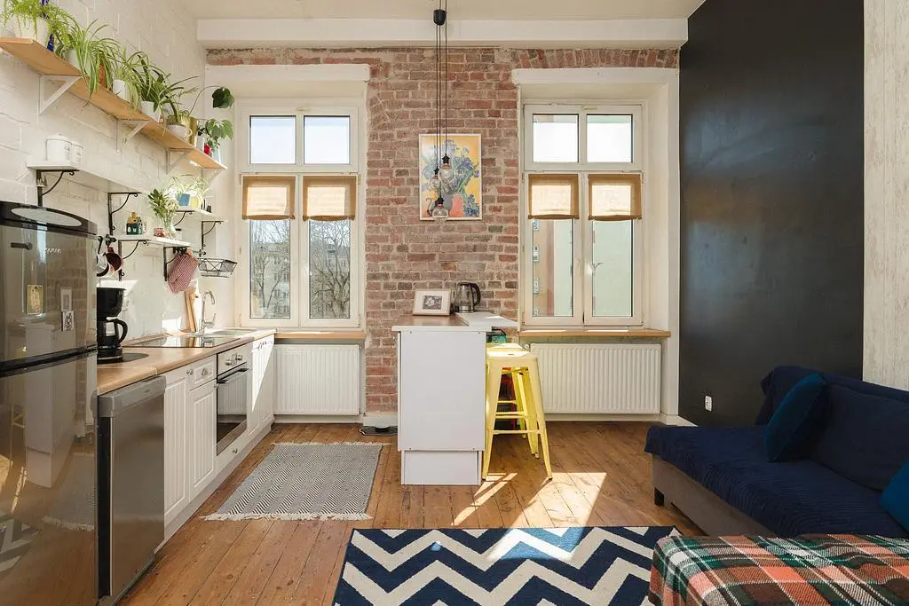 Kuhinja; kuhinjski aparati, prirodno svjetlo, drveni pod, moderni stil