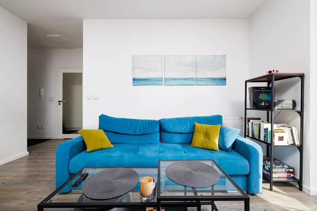 Oturma odası; doğal ışık, modern stil, ahşap zemin