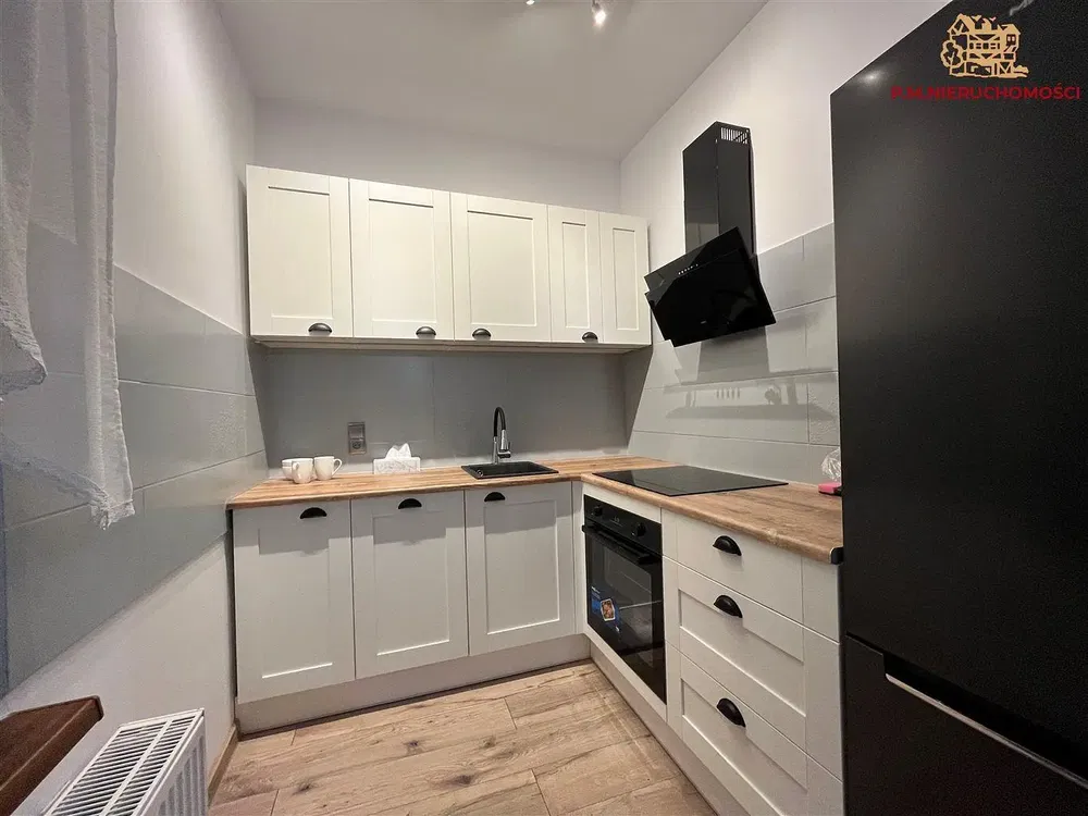 Cuisine; électroménager, parquet, rénové, lumière naturelle, style moderne