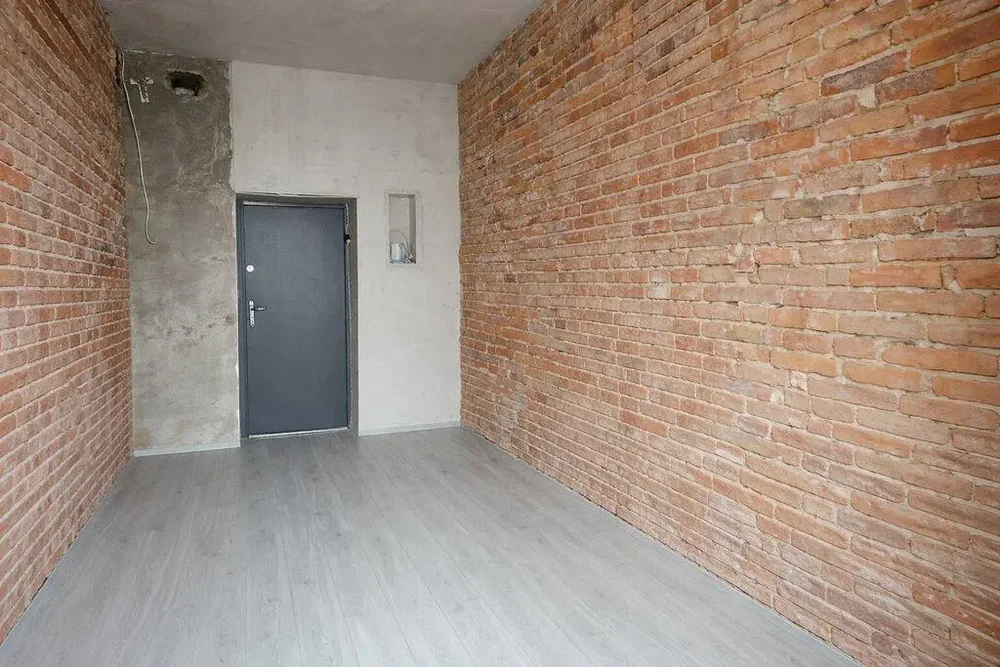 Soba; drveni pod, potrebna renovacija