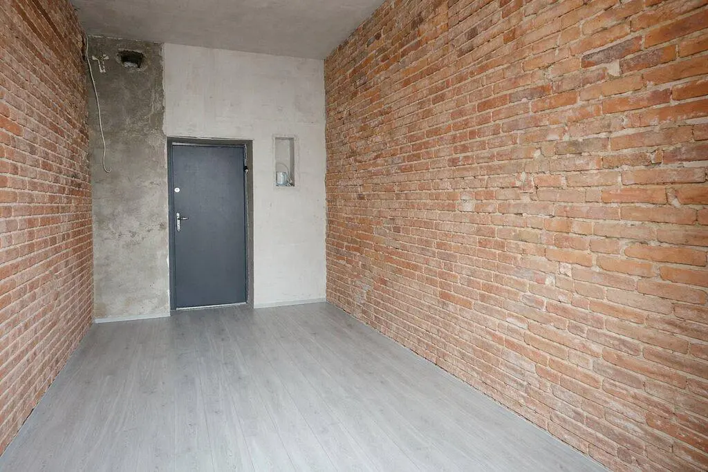 Soba; drveni pod, potrebna renovacija