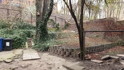 Kuća i okolina; prirodno svjetlo, potrebna renovacija, drvene grede
