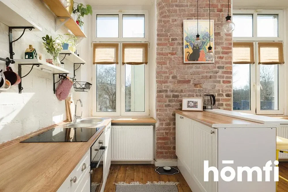 Kuhinja; kuhinjski aparati, prirodno svjetlo, moderni stil