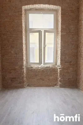 Ostalo; prirodno svjetlo, drveni pod, potrebna renovacija