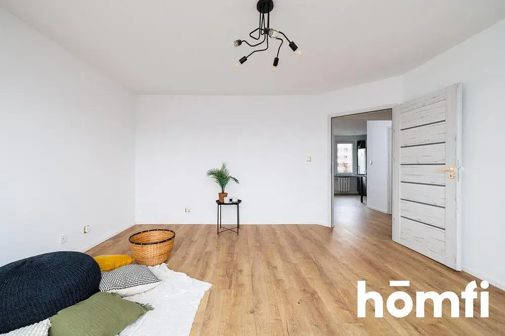 Dnevna soba; drveni pod, prirodno svjetlo, moderni stil