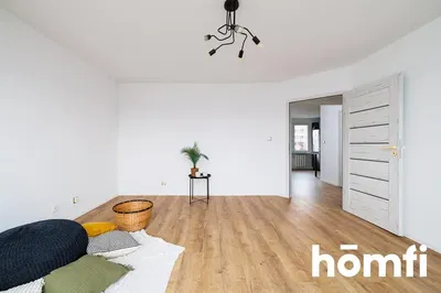 Dnevna soba; drveni pod, prirodno svjetlo, moderni stil