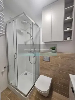 Banyo; fayans zemin, doğal ışık, tadilatlı