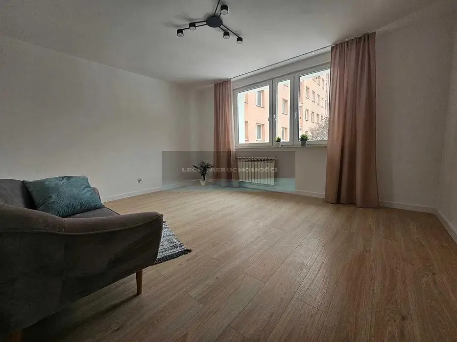 Oturma odası; ahşap zemin, doğal ışık, modern stil