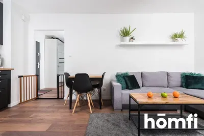 Soggiorno; pavimento in legno, luce naturale, stile moderno